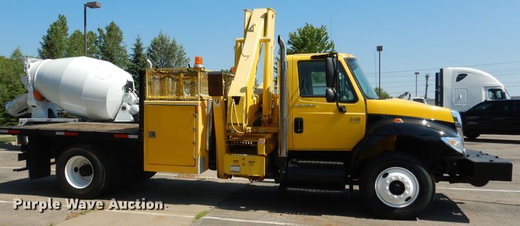 image for item DA8385 2002 International 7400  crane truck