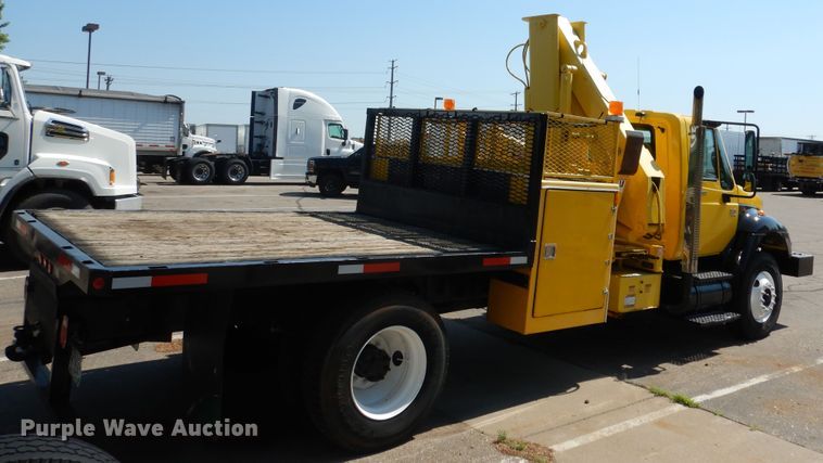 image for item DA8385 2002 International 7400  crane truck