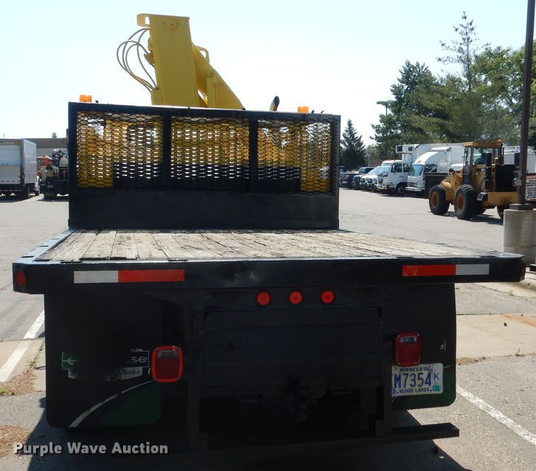 image for item DA8385 2002 International 7400  crane truck