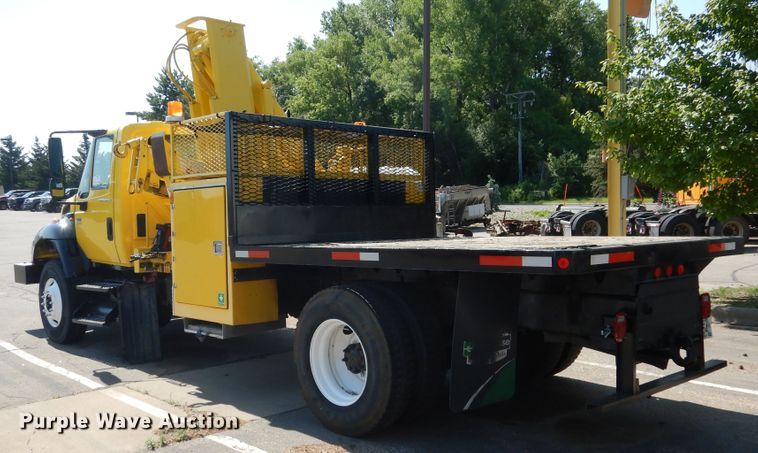 image for item DA8385 2002 International 7400  crane truck