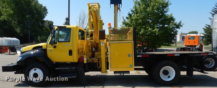 image for item DA8385 2002 International 7400  crane truck