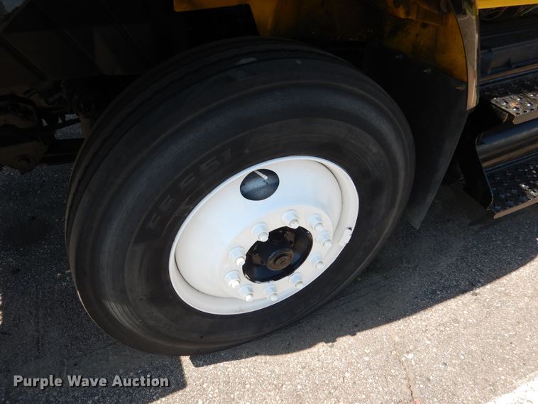 image for item DA8385 2002 International 7400  crane truck