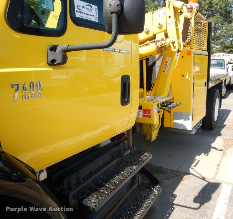 image for item DA8385 2002 International 7400  crane truck