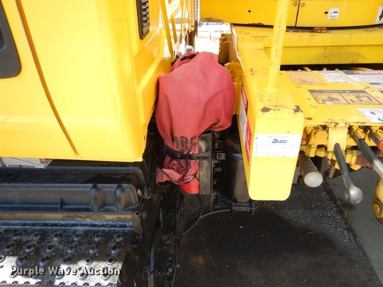 image for item DA8385 2002 International 7400  crane truck