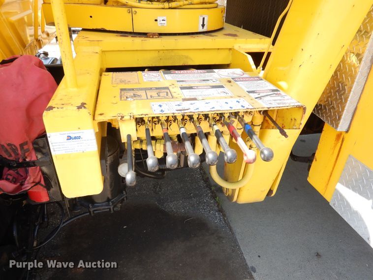 image for item DA8385 2002 International 7400  crane truck