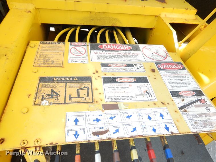 image for item DA8385 2002 International 7400  crane truck