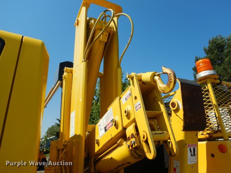 image for item DA8385 2002 International 7400  crane truck