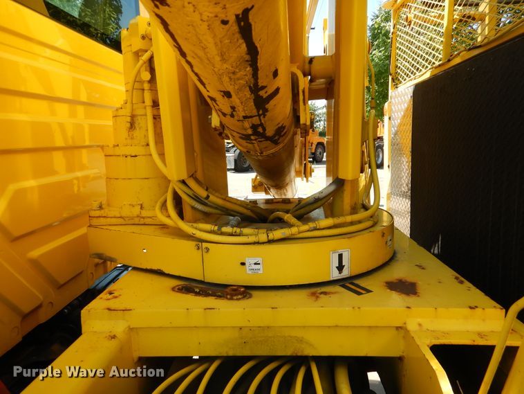 image for item DA8385 2002 International 7400  crane truck