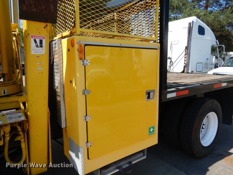 image for item DA8385 2002 International 7400  crane truck