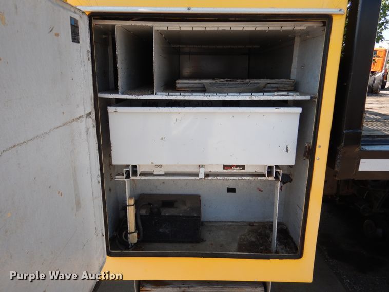 image for item DA8385 2002 International 7400  crane truck