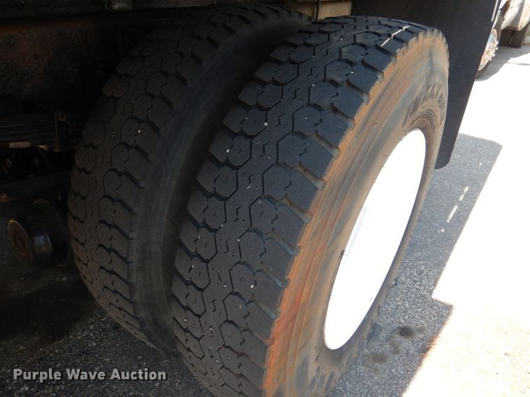 image for item DA8385 2002 International 7400  crane truck