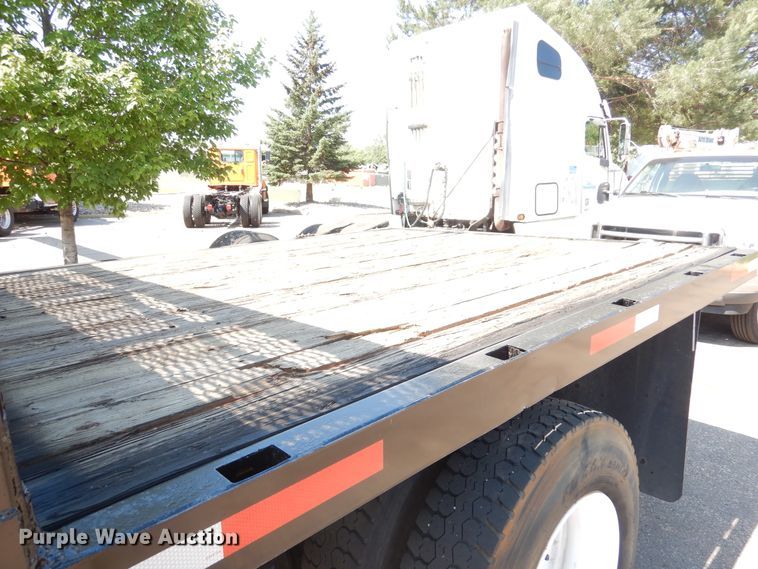 image for item DA8385 2002 International 7400  crane truck