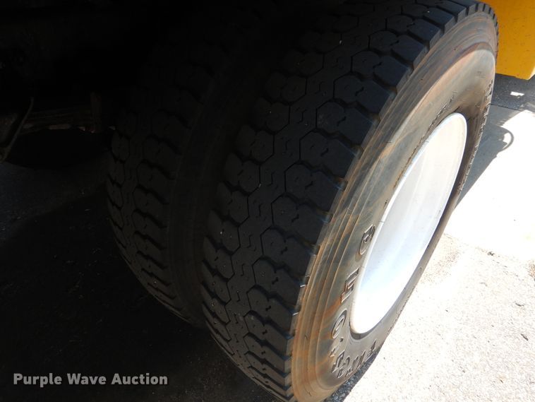 image for item DA8385 2002 International 7400  crane truck