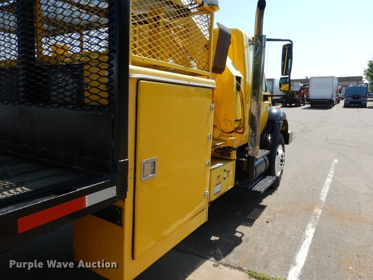 image for item DA8385 2002 International 7400  crane truck