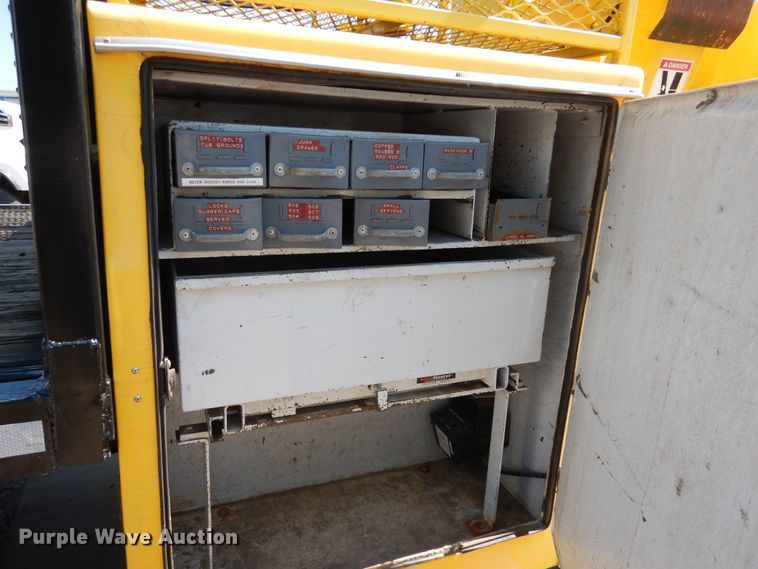 image for item DA8385 2002 International 7400  crane truck