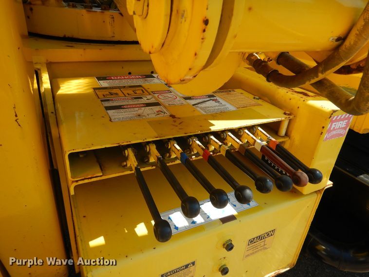 image for item DA8385 2002 International 7400  crane truck