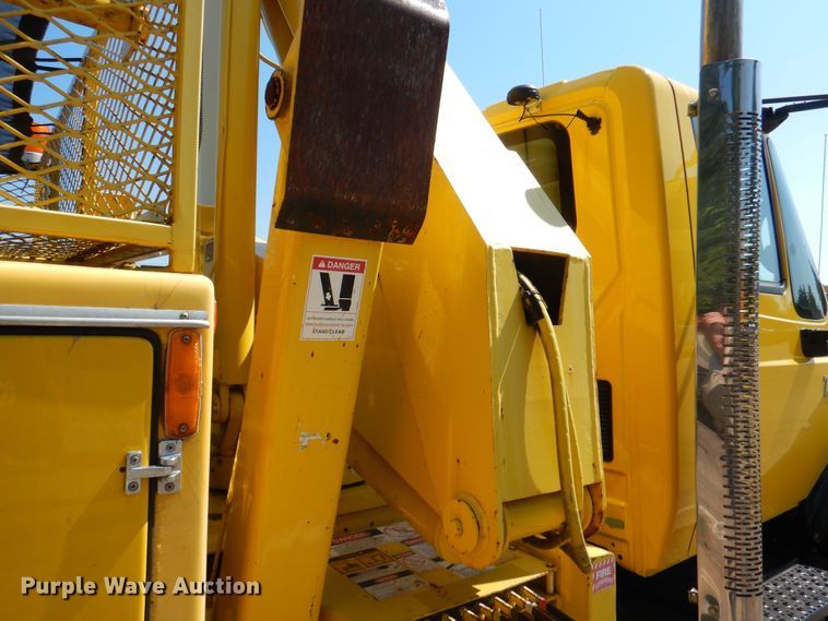 image for item DA8385 2002 International 7400  crane truck