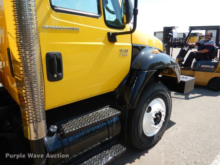 image for item DA8385 2002 International 7400  crane truck