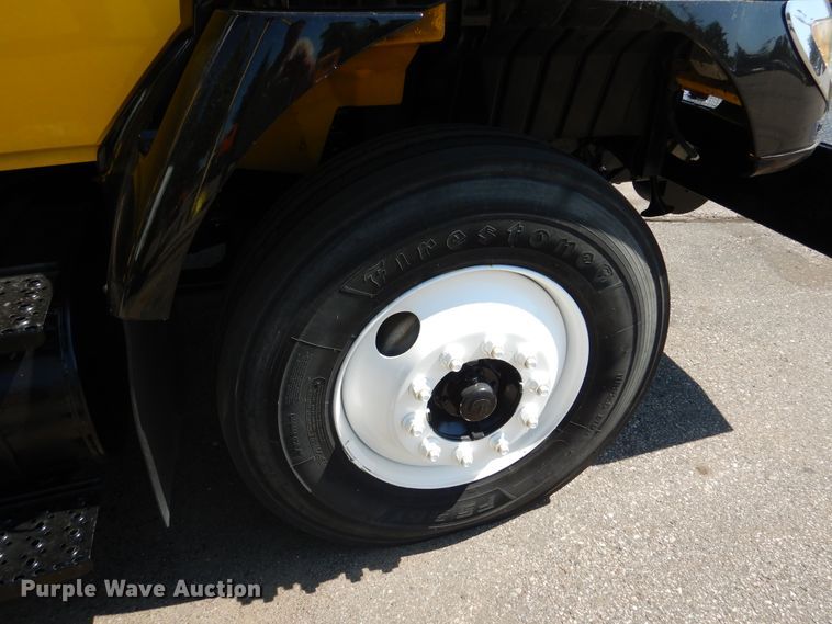 image for item DA8385 2002 International 7400  crane truck