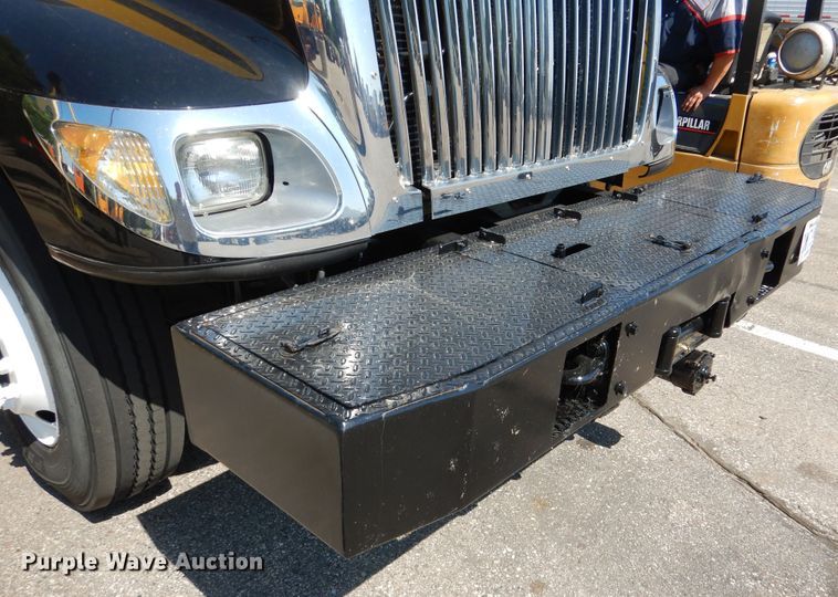 image for item DA8385 2002 International 7400  crane truck