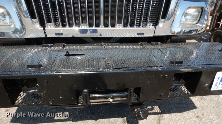 image for item DA8385 2002 International 7400  crane truck