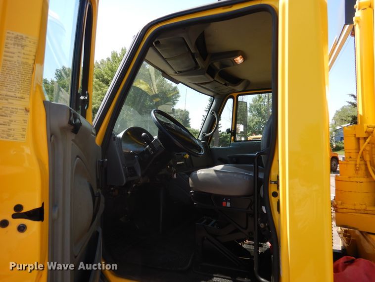 image for item DA8385 2002 International 7400  crane truck