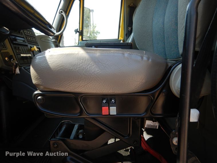 image for item DA8385 2002 International 7400  crane truck