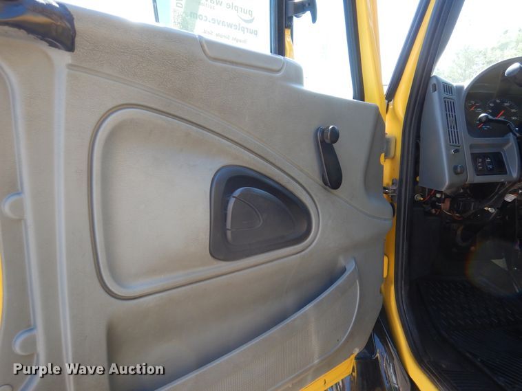 image for item DA8385 2002 International 7400  crane truck