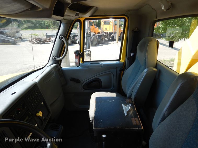 image for item DA8385 2002 International 7400  crane truck