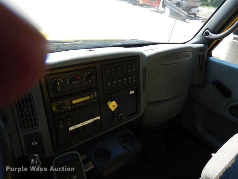 image for item DA8385 2002 International 7400  crane truck