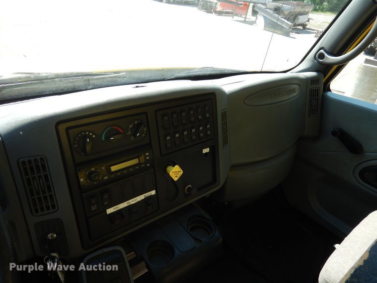 image for item DA8385 2002 International 7400  crane truck