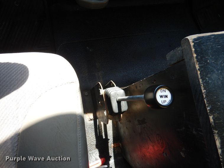 image for item DA8385 2002 International 7400  crane truck