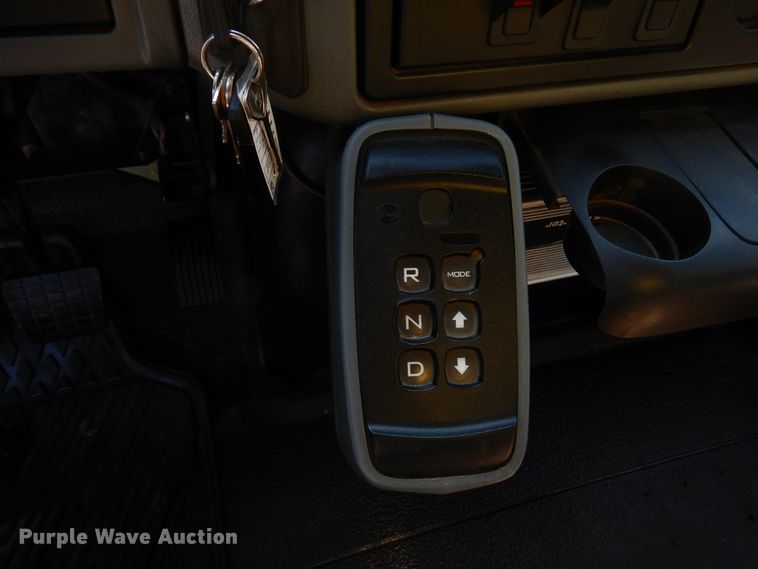 image for item DA8385 2002 International 7400  crane truck