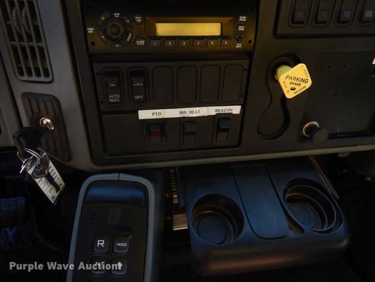 image for item DA8385 2002 International 7400  crane truck