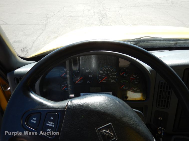 image for item DA8385 2002 International 7400  crane truck