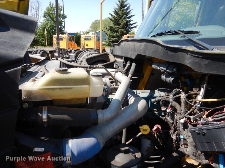 image for item DA8385 2002 International 7400  crane truck