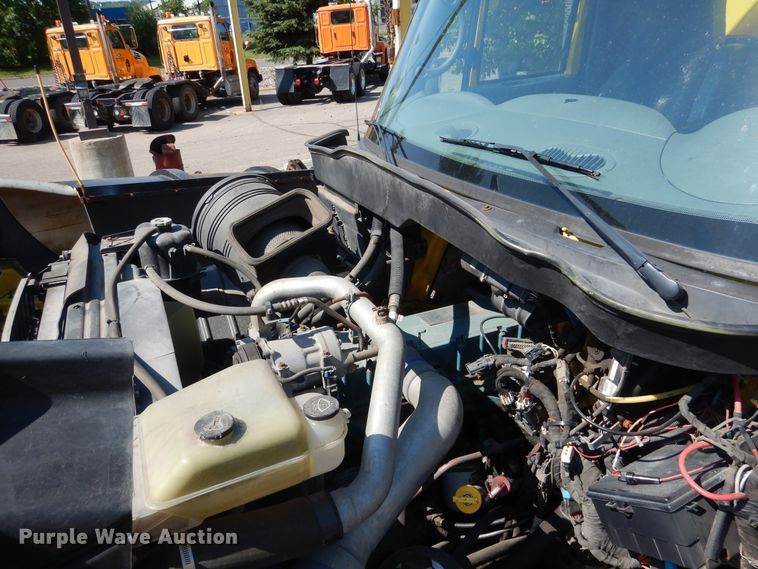 image for item DA8385 2002 International 7400  crane truck