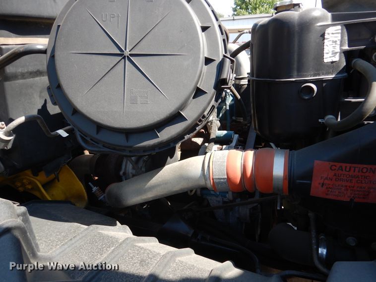 image for item DA8385 2002 International 7400  crane truck