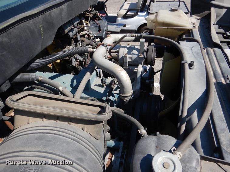 image for item DA8385 2002 International 7400  crane truck