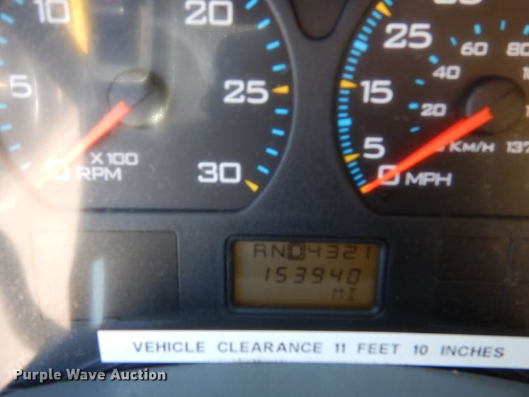 image for item DA8385 2002 International 7400  crane truck