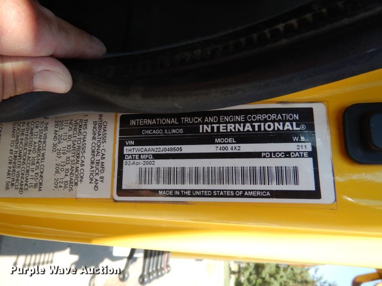 image for item DA8385 2002 International 7400  crane truck