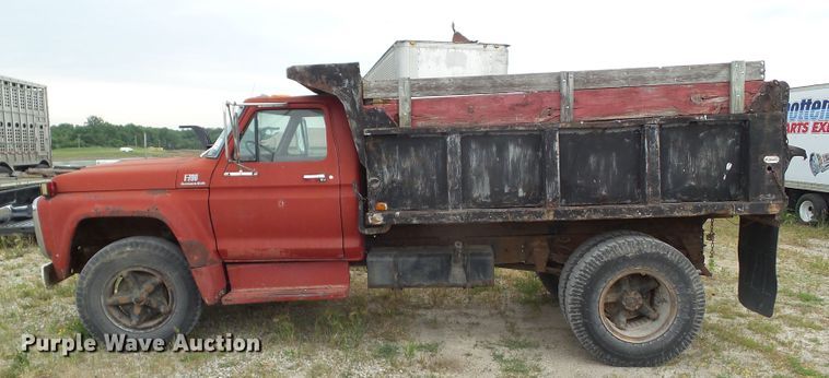 image for item DF0837 1977 Ford F700  dump truck