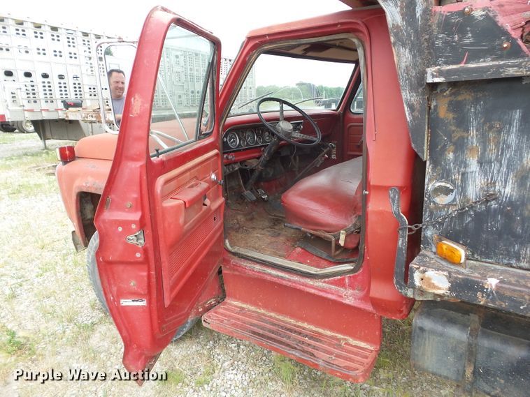 image for item DF0837 1977 Ford F700  dump truck