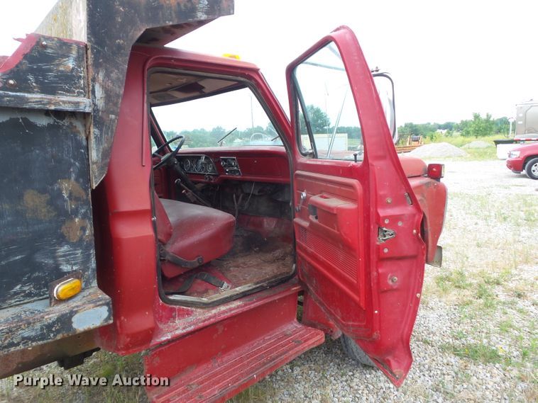 image for item DF0837 1977 Ford F700  dump truck