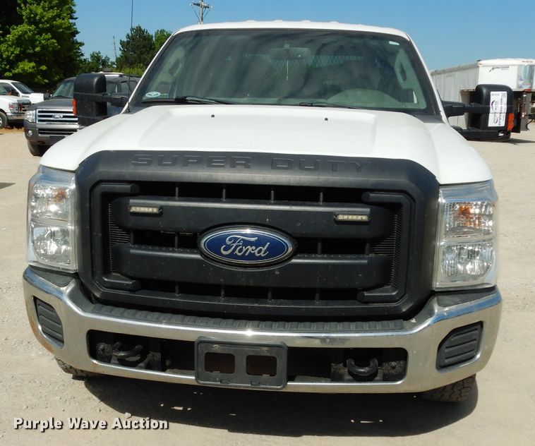 image for item DF4106 2016 Ford F250 Super Duty  Crew Cab flatbed pickup truck