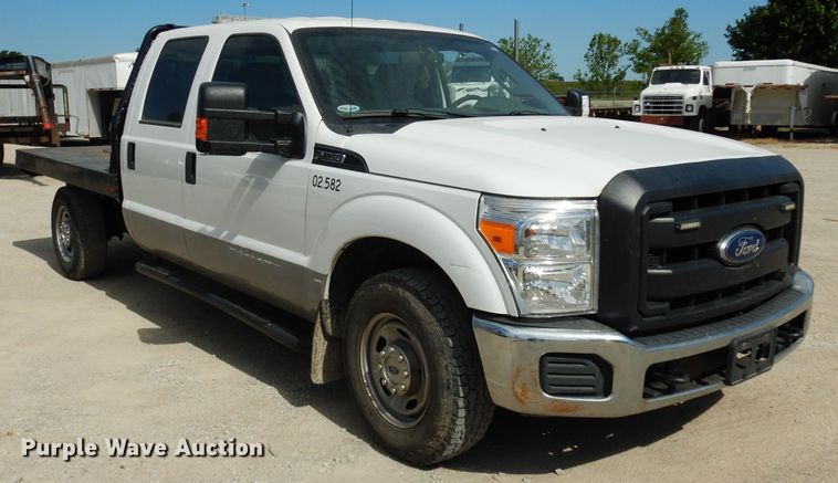 image for item DF4106 2016 Ford F250 Super Duty  Crew Cab flatbed pickup truck