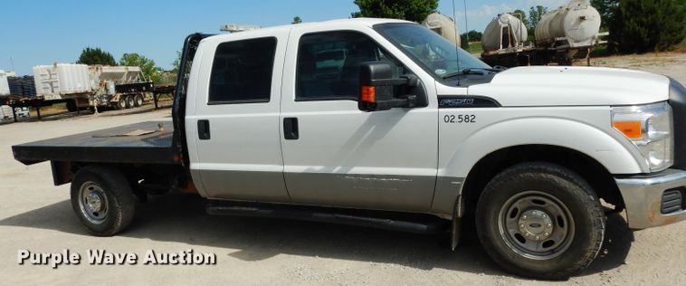 image for item DF4106 2016 Ford F250 Super Duty  Crew Cab flatbed pickup truck