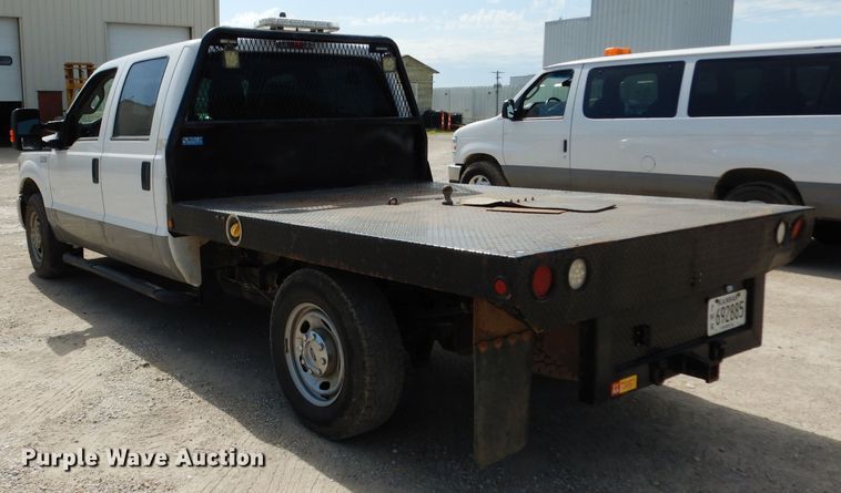 image for item DF4106 2016 Ford F250 Super Duty  Crew Cab flatbed pickup truck