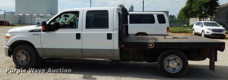 image for item DF4106 2016 Ford F250 Super Duty  Crew Cab flatbed pickup truck