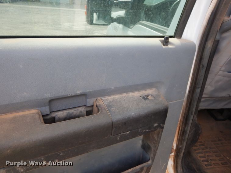 image for item DF4106 2016 Ford F250 Super Duty  Crew Cab flatbed pickup truck